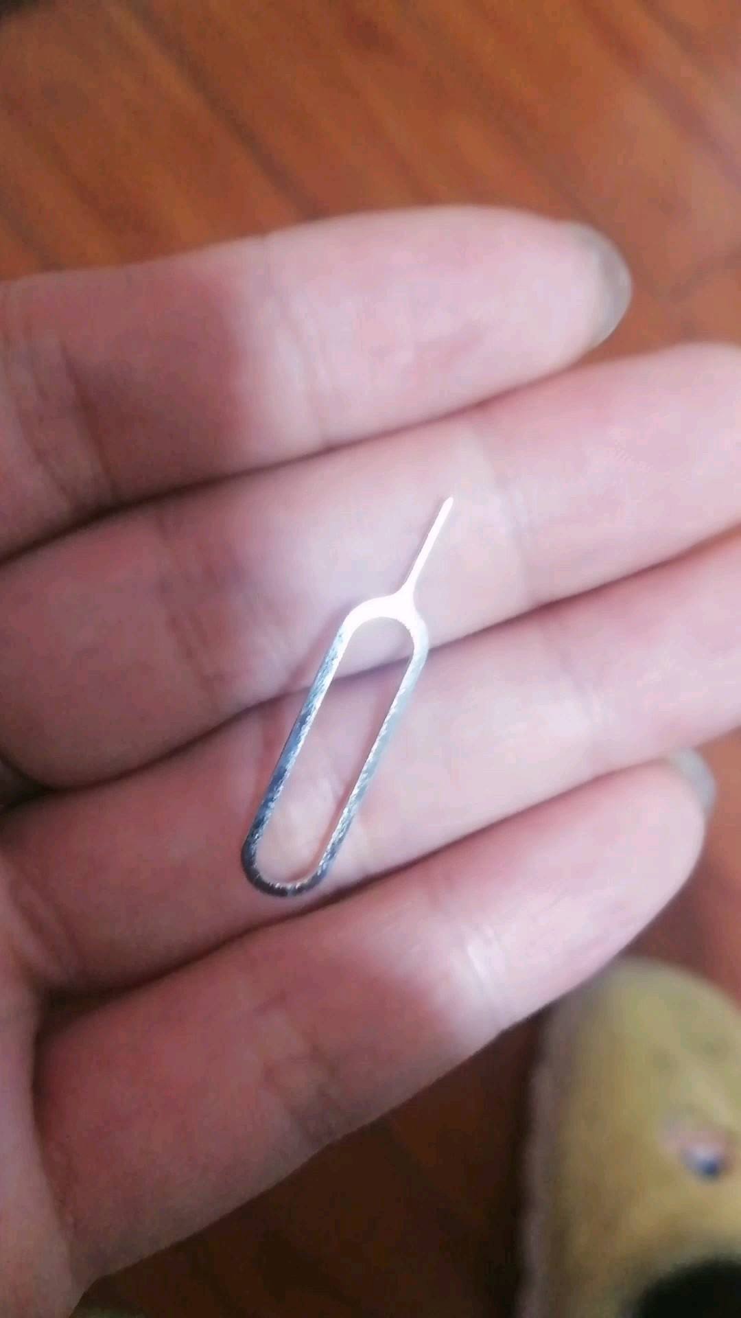 怎么用取卡针取出手机卡